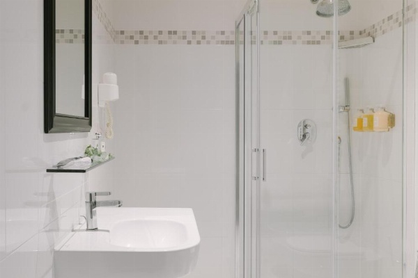 Salute Palace powered by Sonder image 24